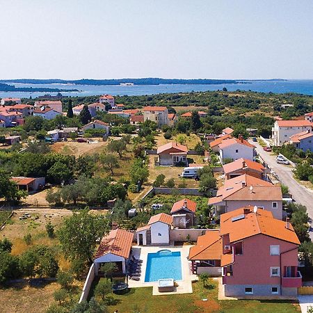 8 Bedroom Awesome Home In Pula Buitenkant foto