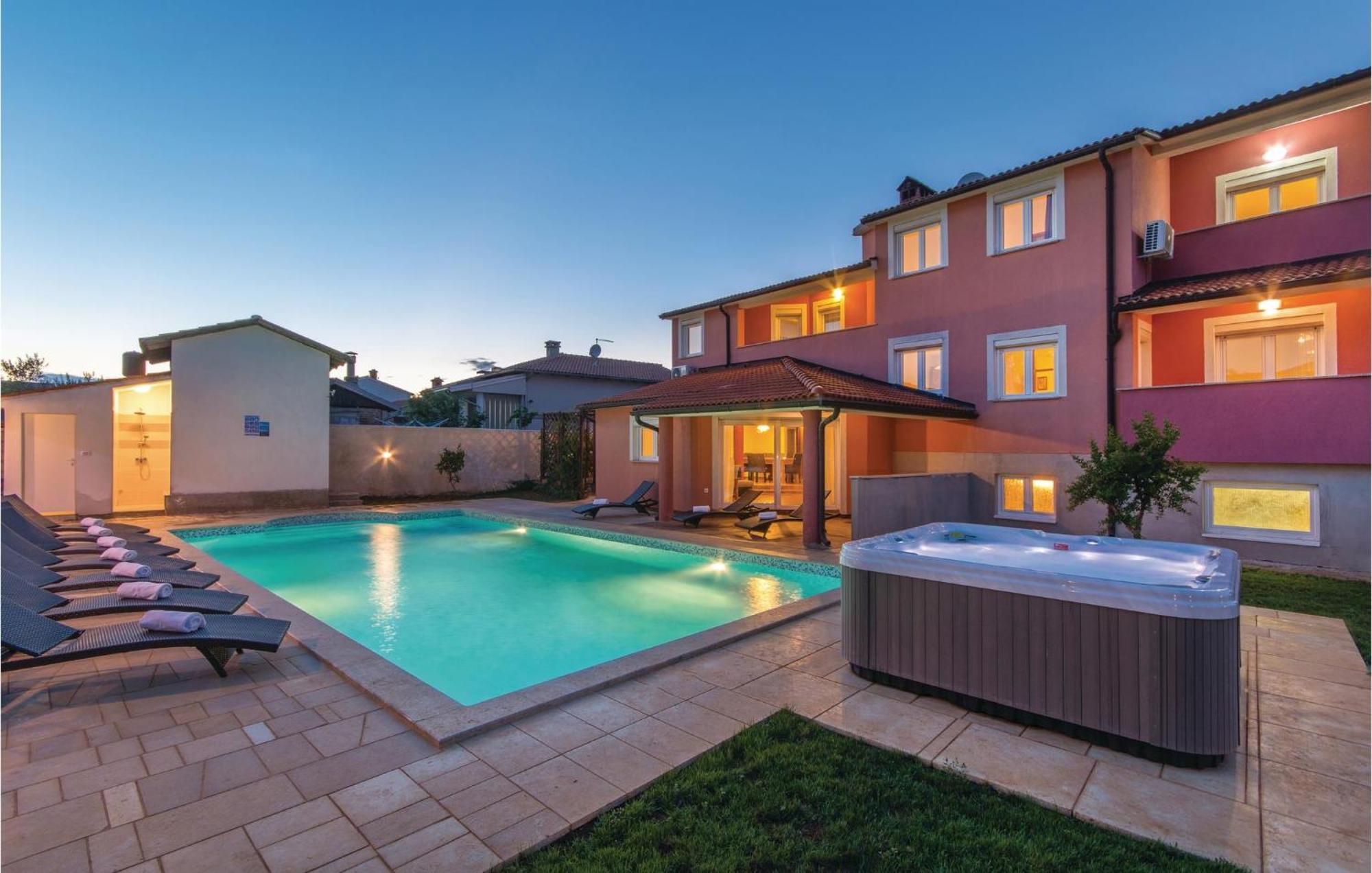 8 Bedroom Awesome Home In Pula Buitenkant foto