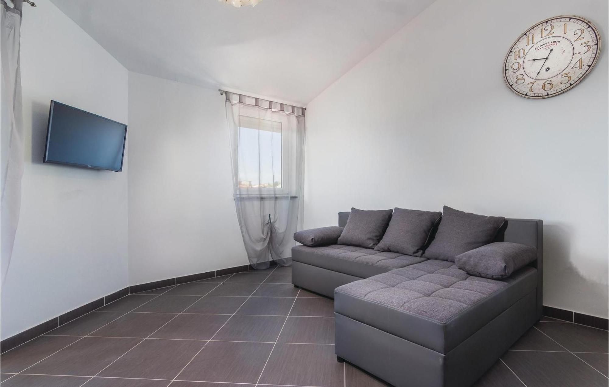 8 Bedroom Awesome Home In Pula Buitenkant foto