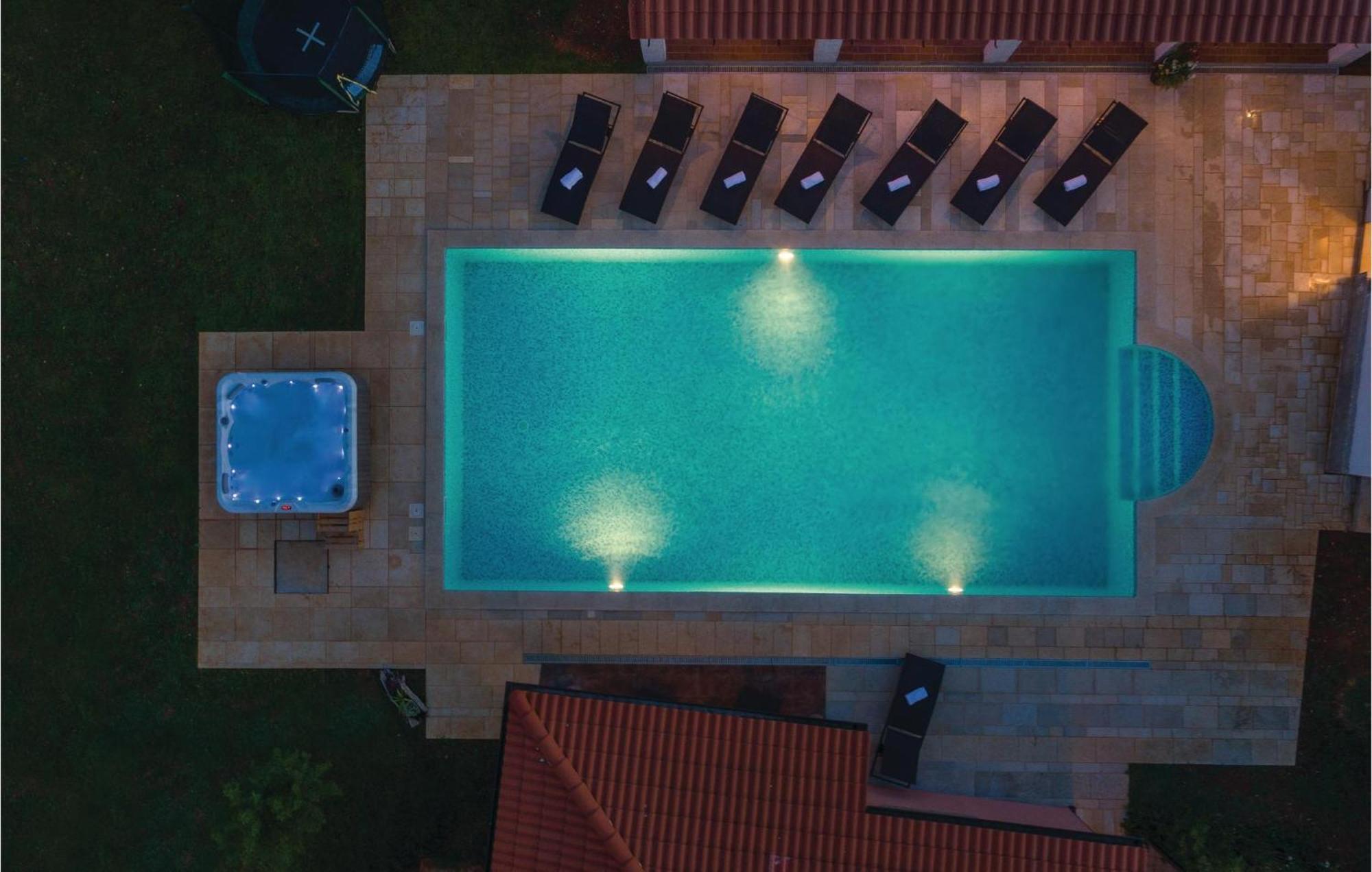 8 Bedroom Awesome Home In Pula Buitenkant foto