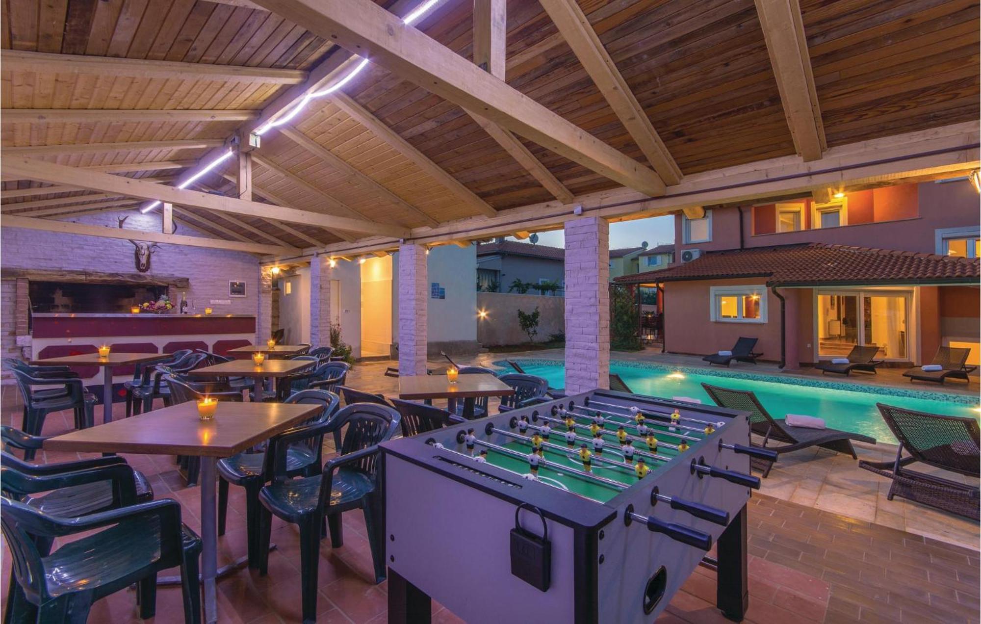 8 Bedroom Awesome Home In Pula Buitenkant foto