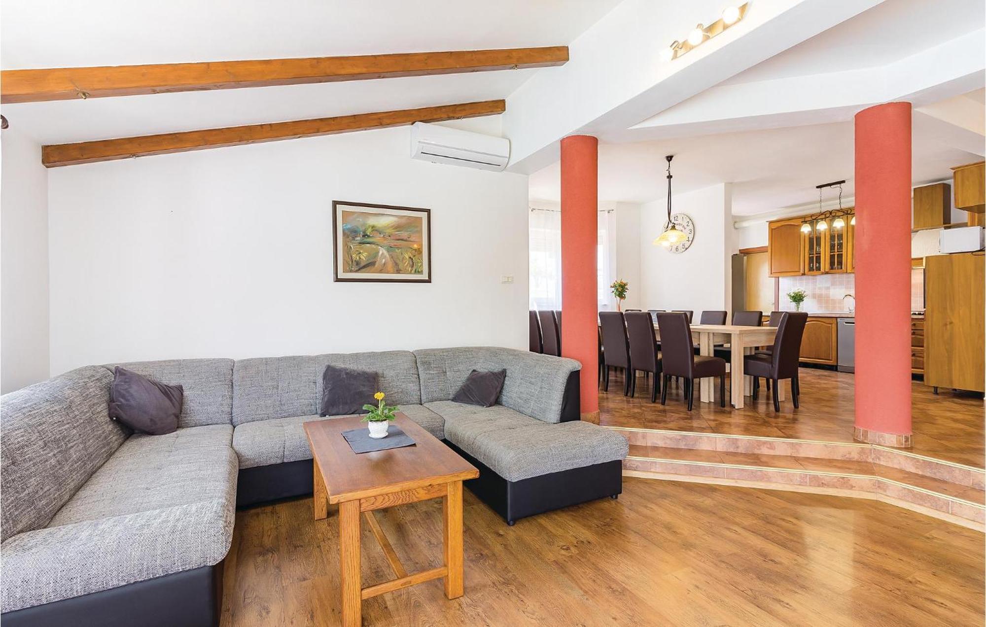 8 Bedroom Awesome Home In Pula Buitenkant foto