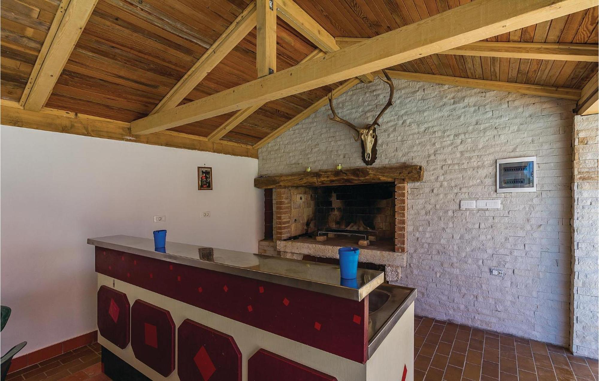 8 Bedroom Awesome Home In Pula Buitenkant foto