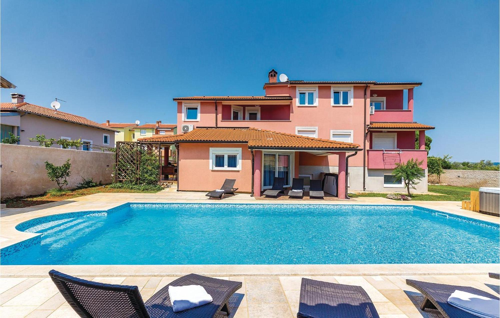 8 Bedroom Awesome Home In Pula Buitenkant foto