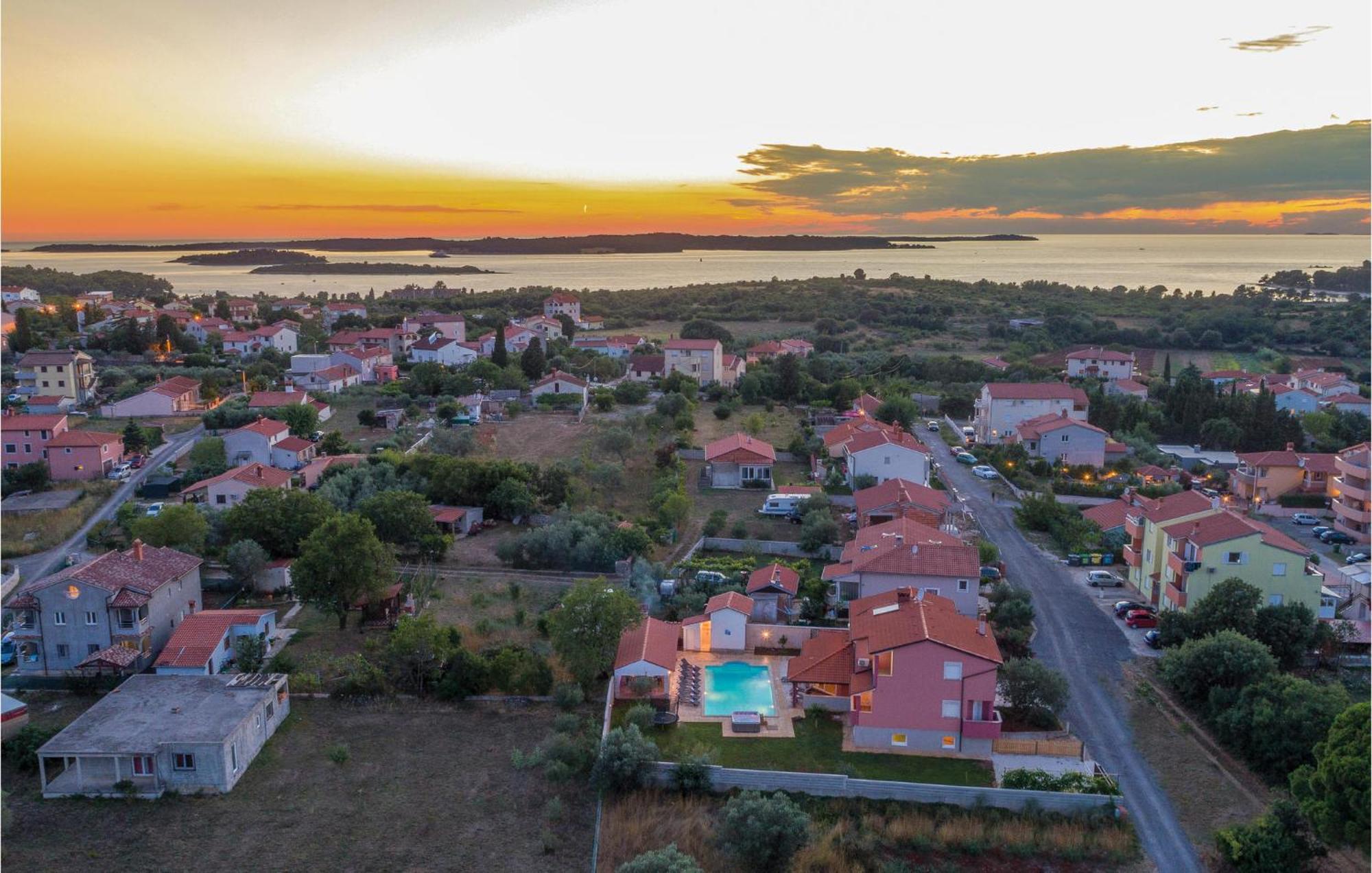 8 Bedroom Awesome Home In Pula Buitenkant foto