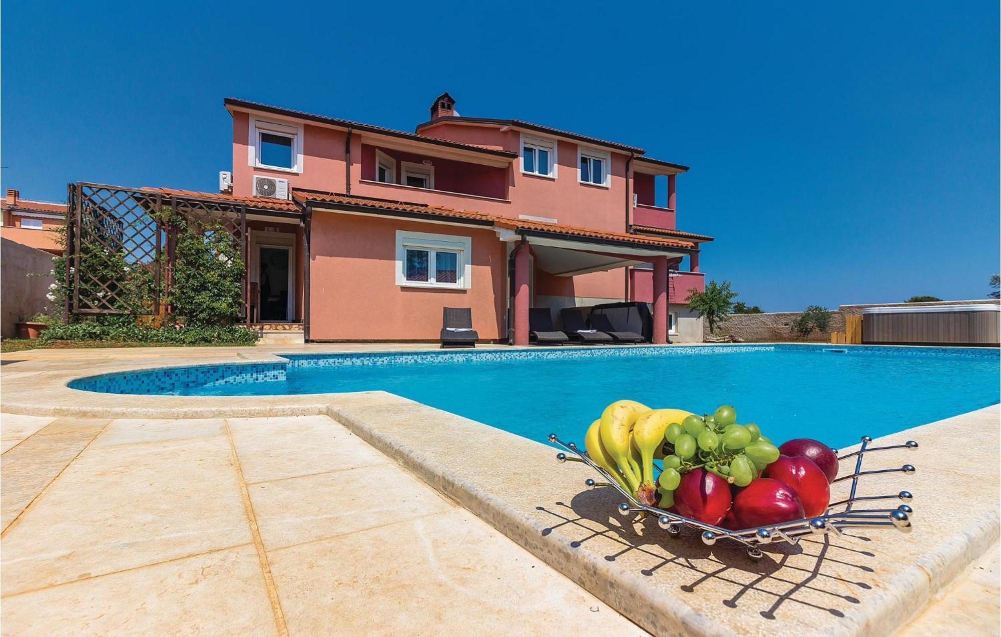 8 Bedroom Awesome Home In Pula Buitenkant foto