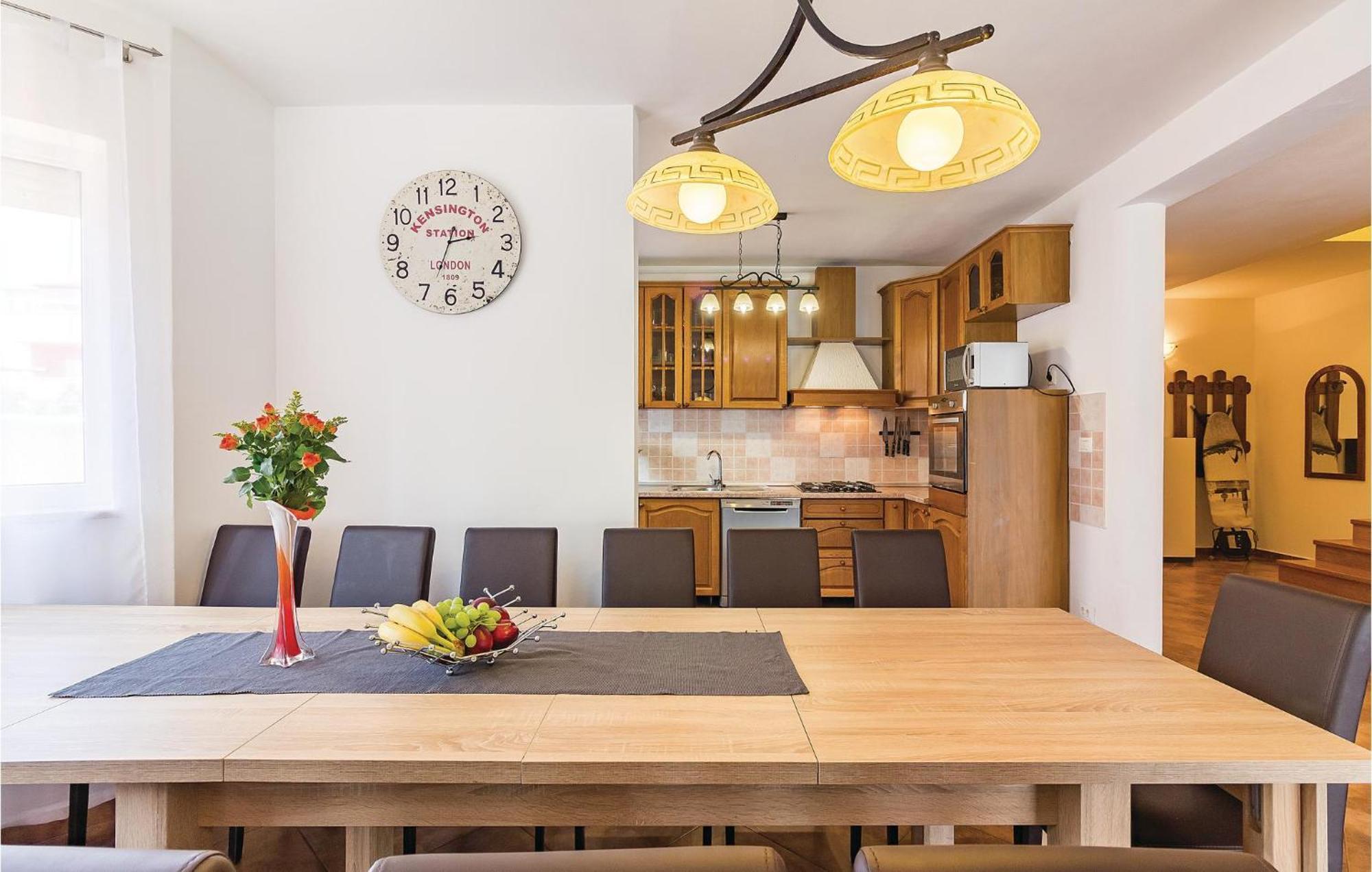 8 Bedroom Awesome Home In Pula Buitenkant foto