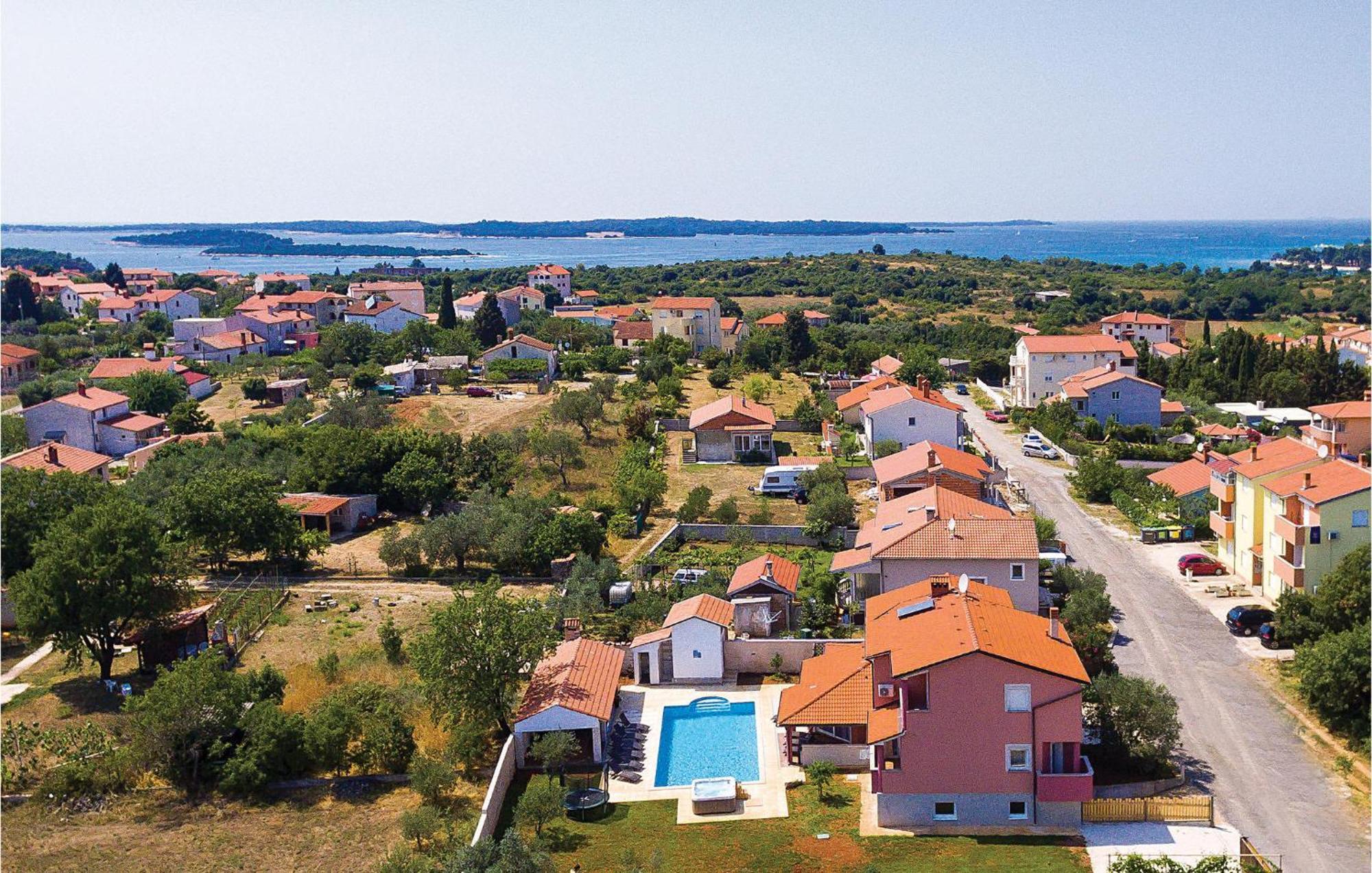 8 Bedroom Awesome Home In Pula Buitenkant foto