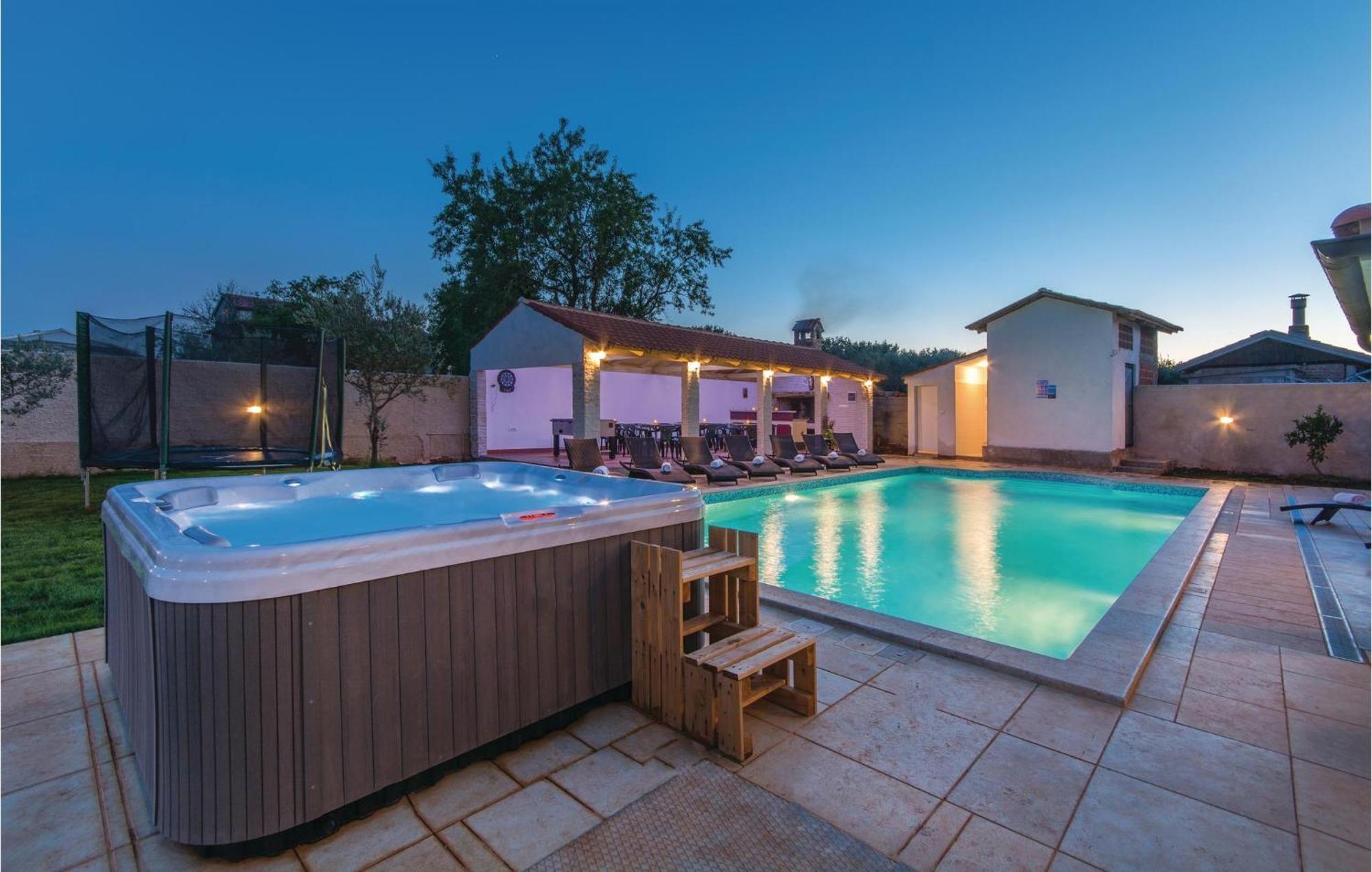 8 Bedroom Awesome Home In Pula Buitenkant foto