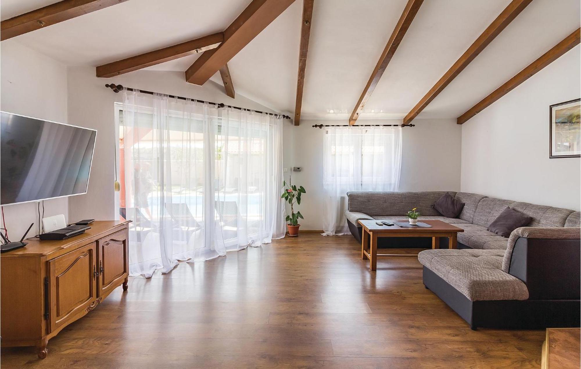 8 Bedroom Awesome Home In Pula Buitenkant foto