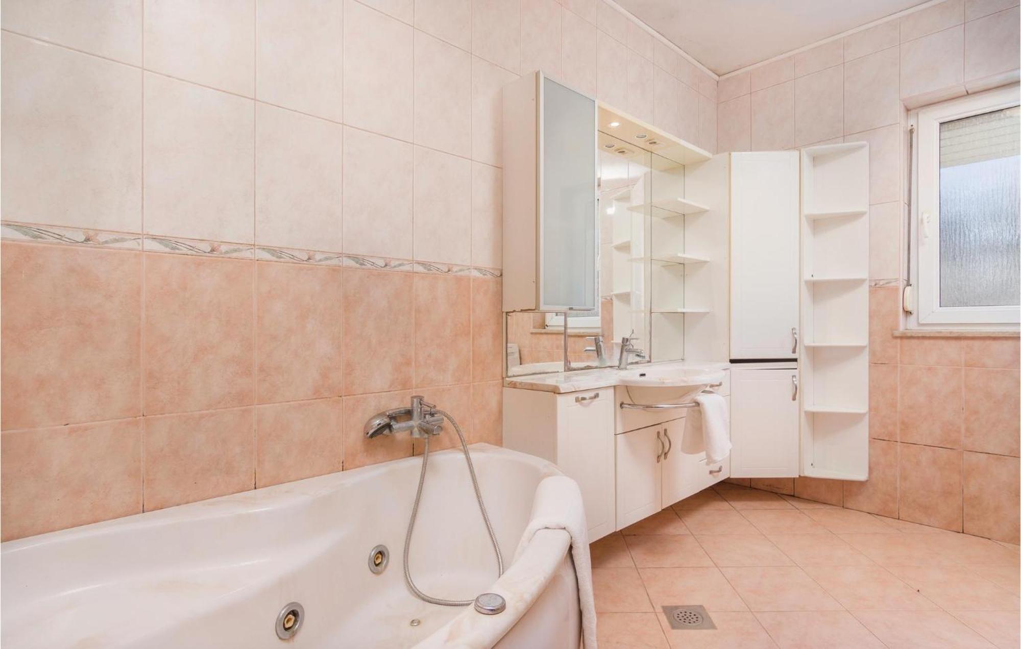 8 Bedroom Awesome Home In Pula Buitenkant foto