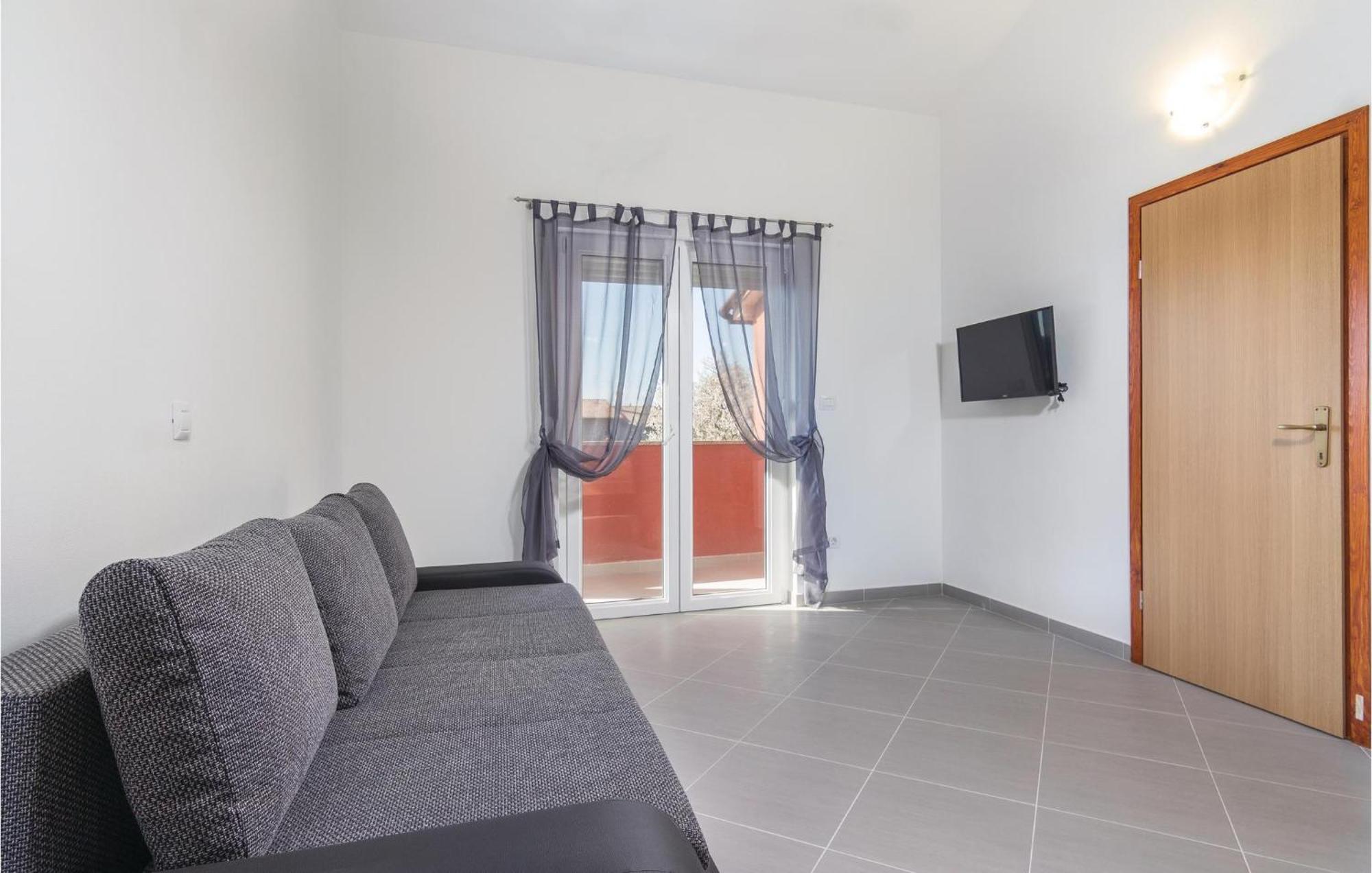 8 Bedroom Awesome Home In Pula Buitenkant foto