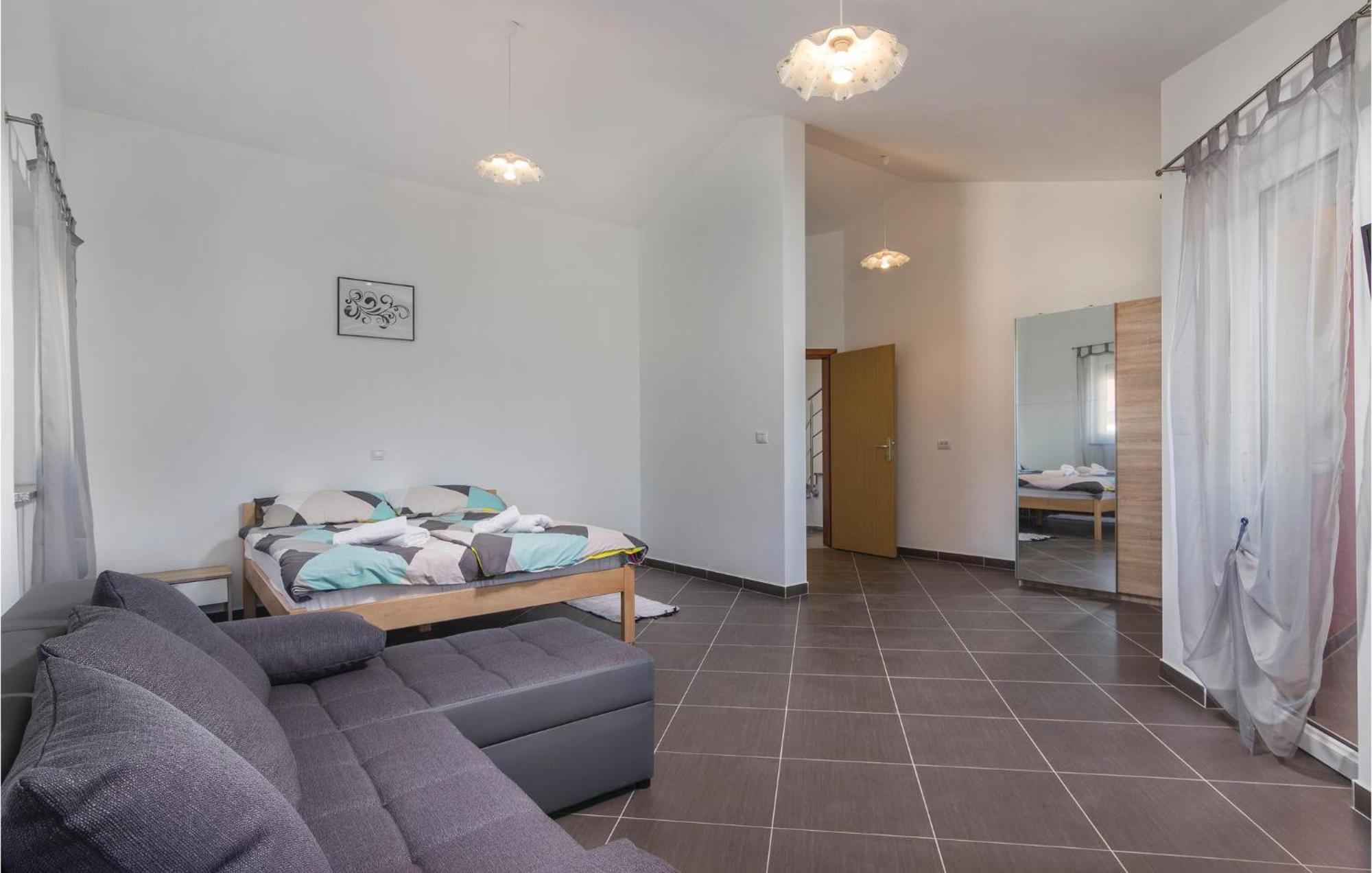 8 Bedroom Awesome Home In Pula Buitenkant foto