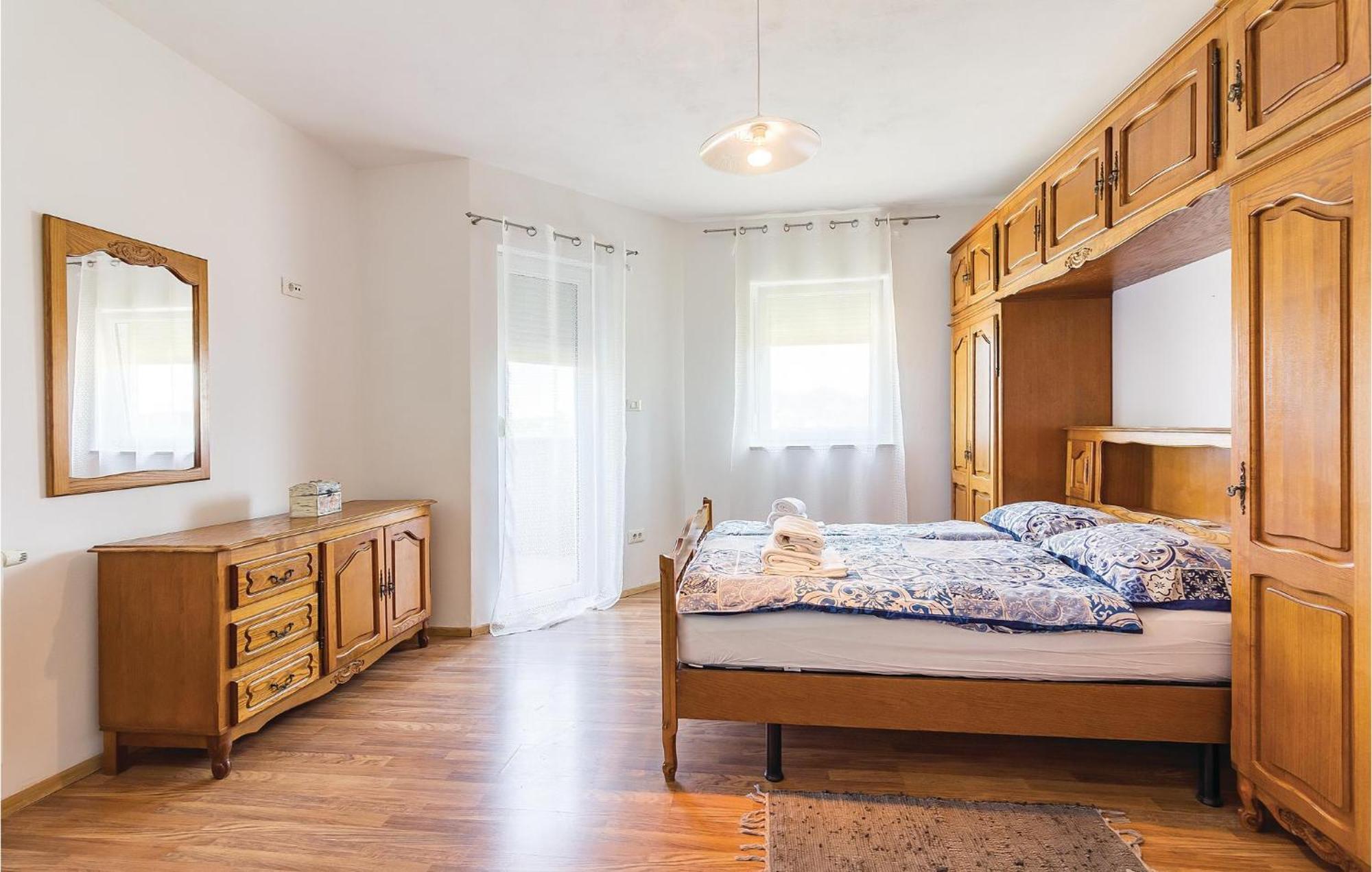 8 Bedroom Awesome Home In Pula Buitenkant foto
