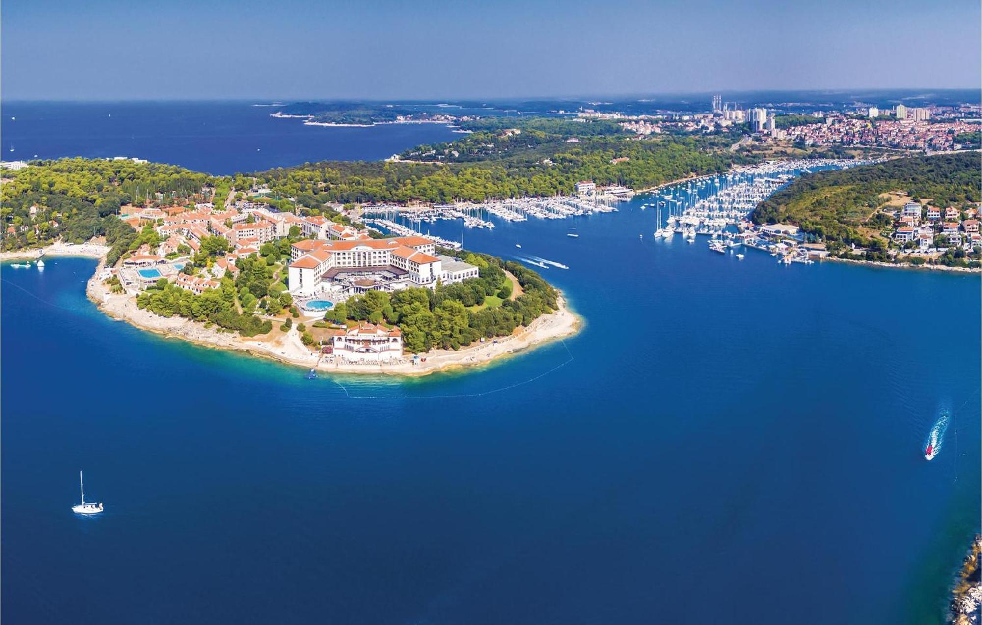 8 Bedroom Awesome Home In Pula Buitenkant foto